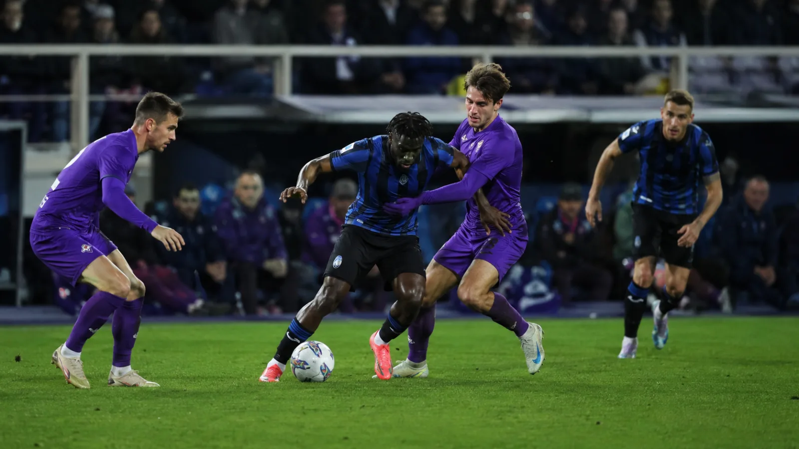 ACF Fiorentina Atalanta duel de Serie A au milieu de terrain