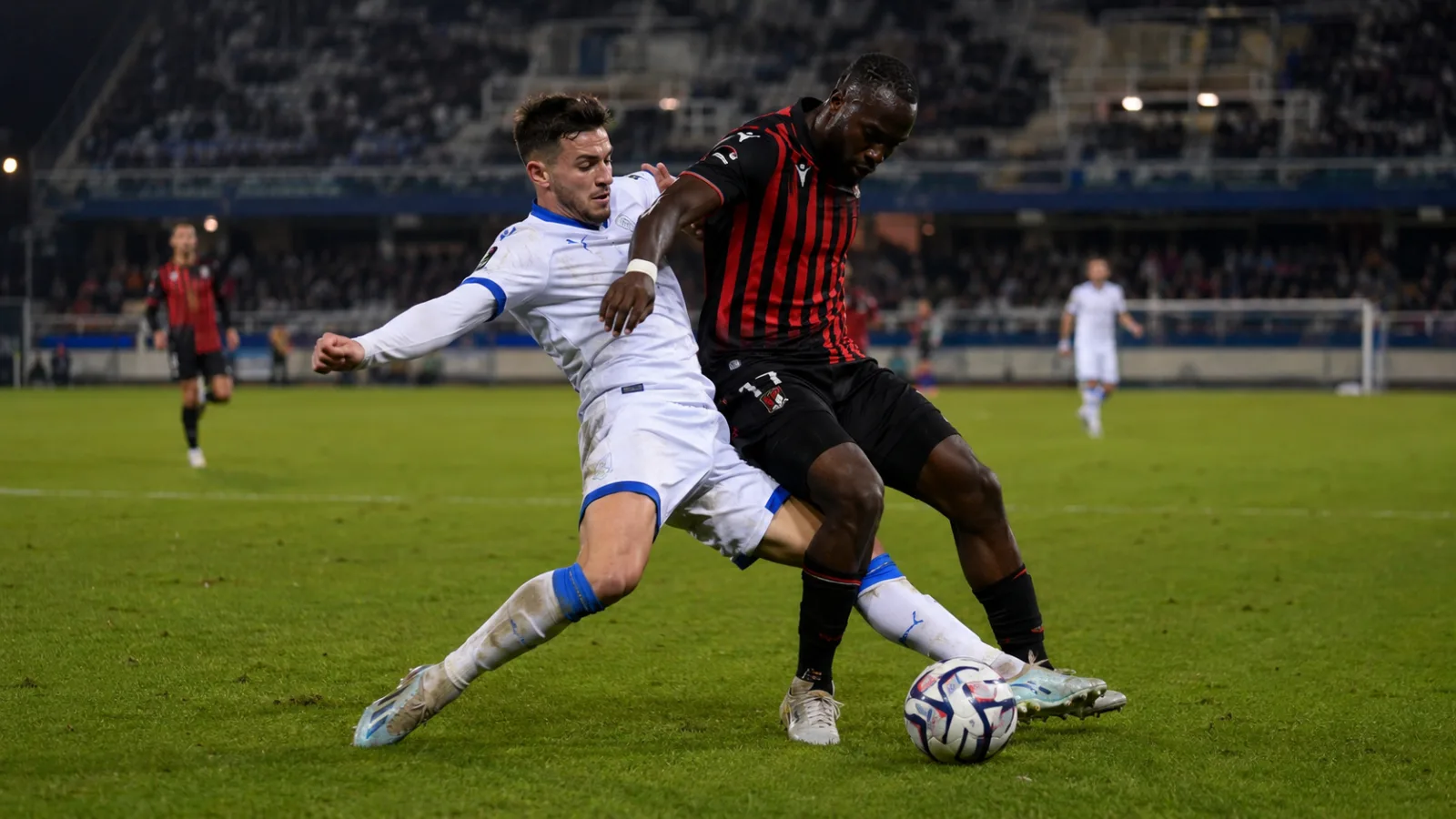 AJ Auxerre OGC Nice duel intense lors du match de Ligue 1 à l’Abbé-Deschamps