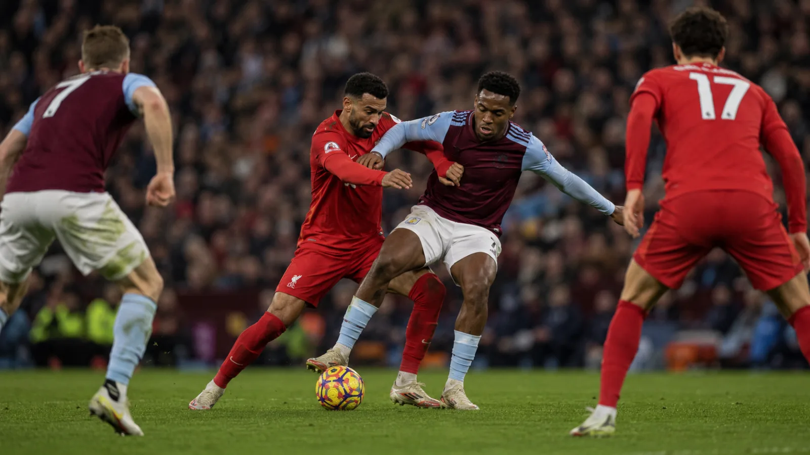 Aston Villa Liverpool action de match intense entre Aston Villa FC et Liverpool FC