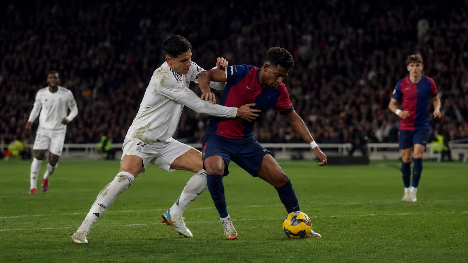 Barcelona Real Madrid - duel intense au milieu de terrain pendant FC Barcelona Real Madrid CF