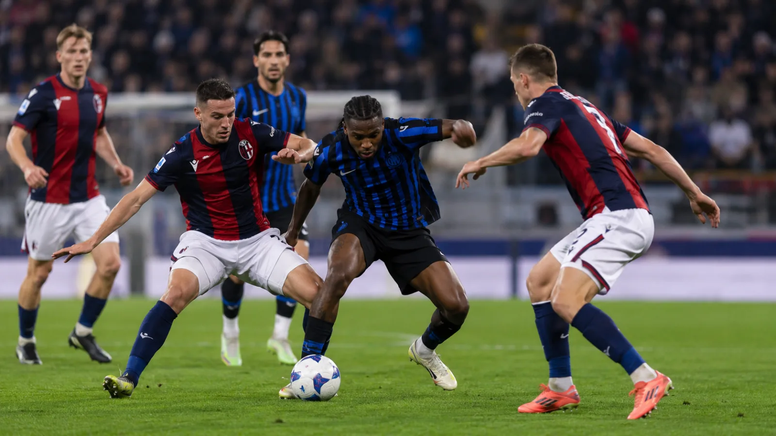 Bologna 1909 Internazionale Milano - action disputée pendant le match nul de Serie A