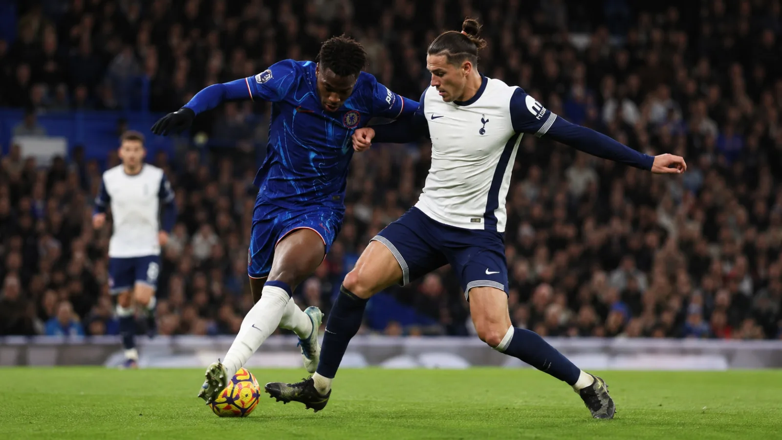 Chelsea Tottenham Hotspur : duel intense au milieu de terrain lors du derby de Premier League