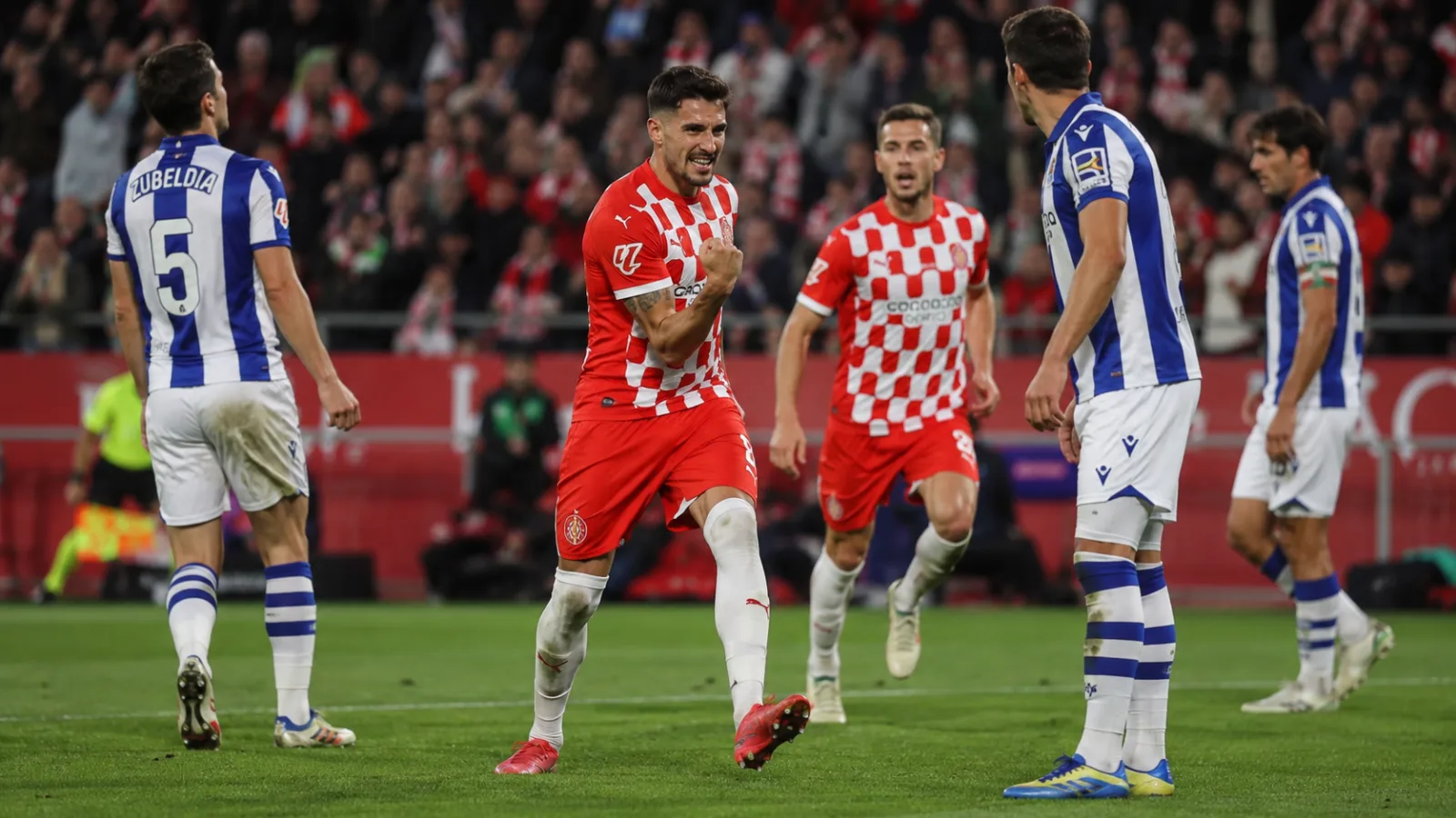 Girona Real Sociedad de Fútbol - scène de match réaliste entre Girona FC et la Real Sociedad de Fútbol