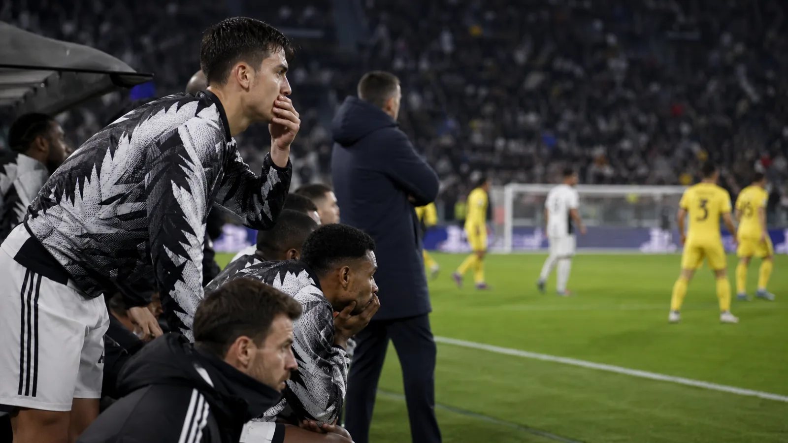 Juventus Hellas Verona : scène de match réaliste entre Juventus FC et Hellas Verona FC en Serie A