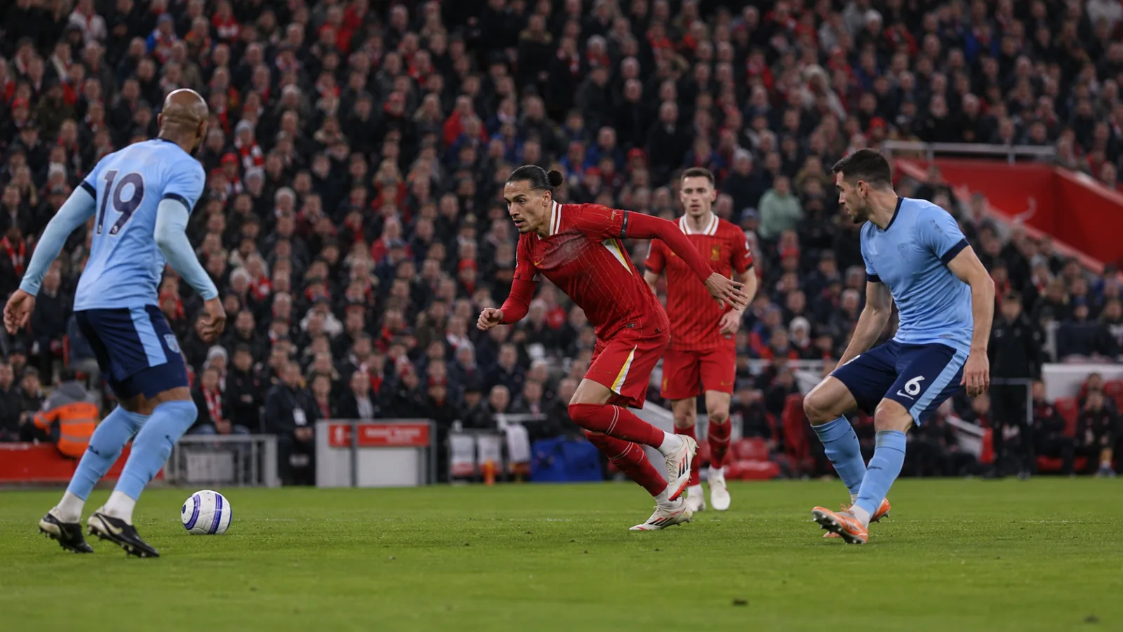 Liverpool Brentford : action de match entre Liverpool FC et Brentford FC en Premier League