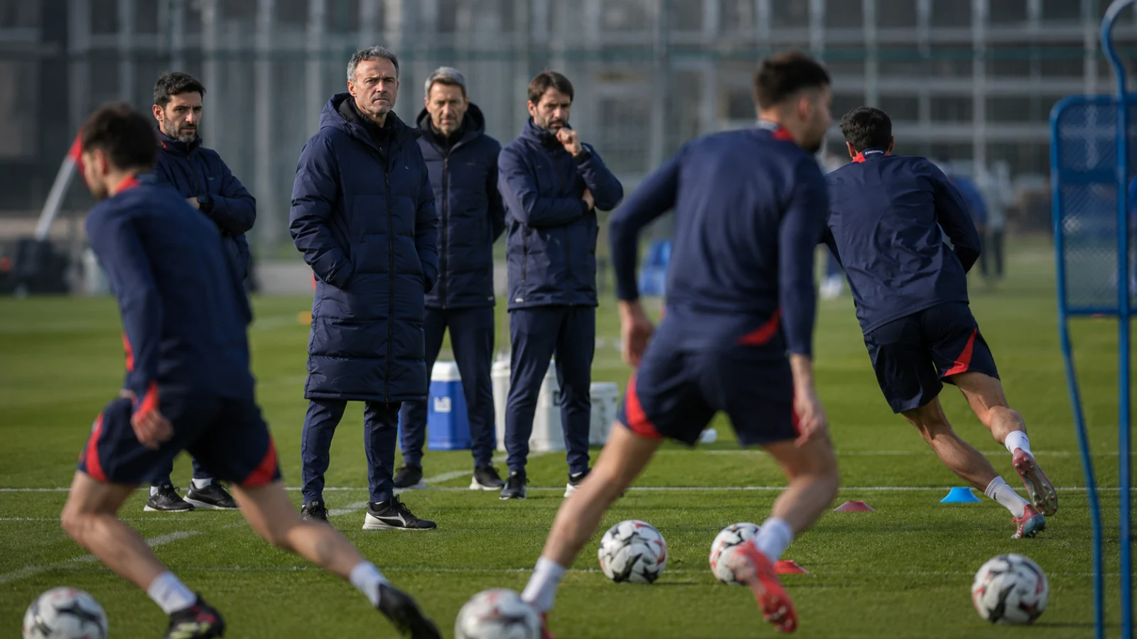 Luis Enrique dirige une séance tactique du PSG