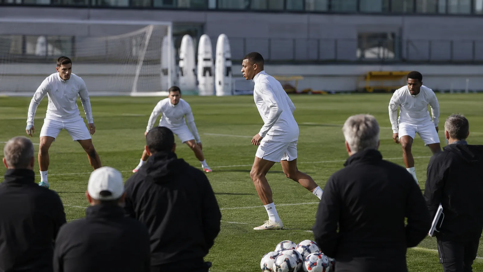 Mbappe Real Madrid pendant une séance tactique axée sur l'implication collective
