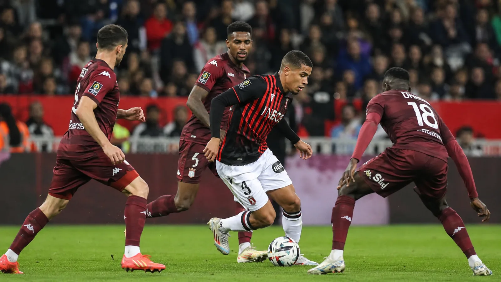 OGC Nice Metz : action de match entre le Gym et les Grenats à l’Allianz Riviera