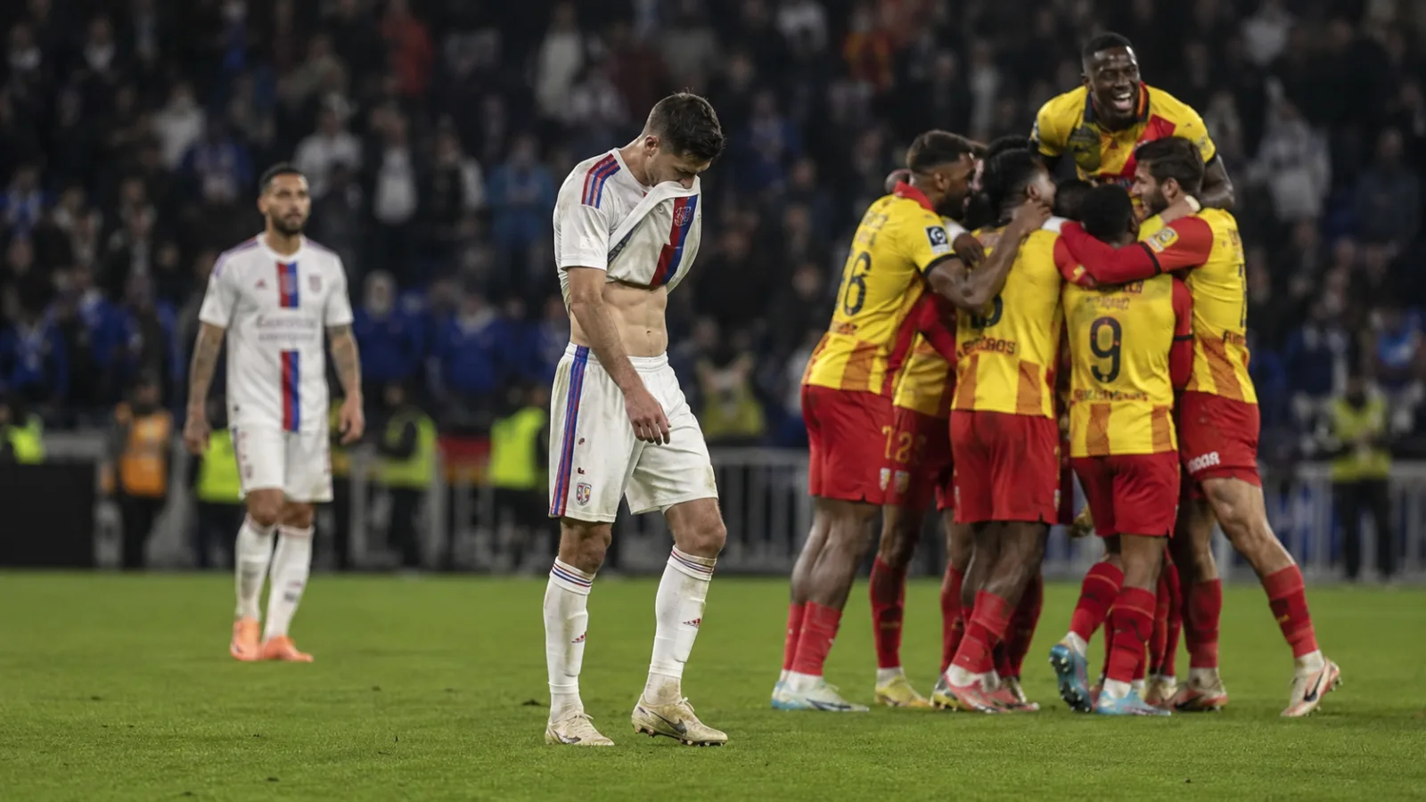 Olympique Lyonnais Racing Club de Lens : Lens gifle l’OL 4-0 en Ligue 1