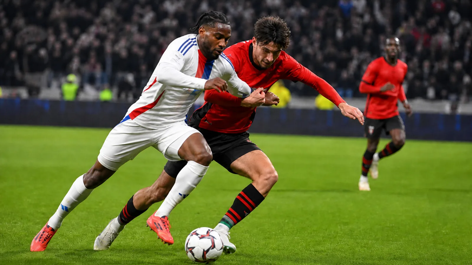 Olympique Lyonnais Stade Rennais 1901 : duel sur la pelouse pendant le match de Ligue 1