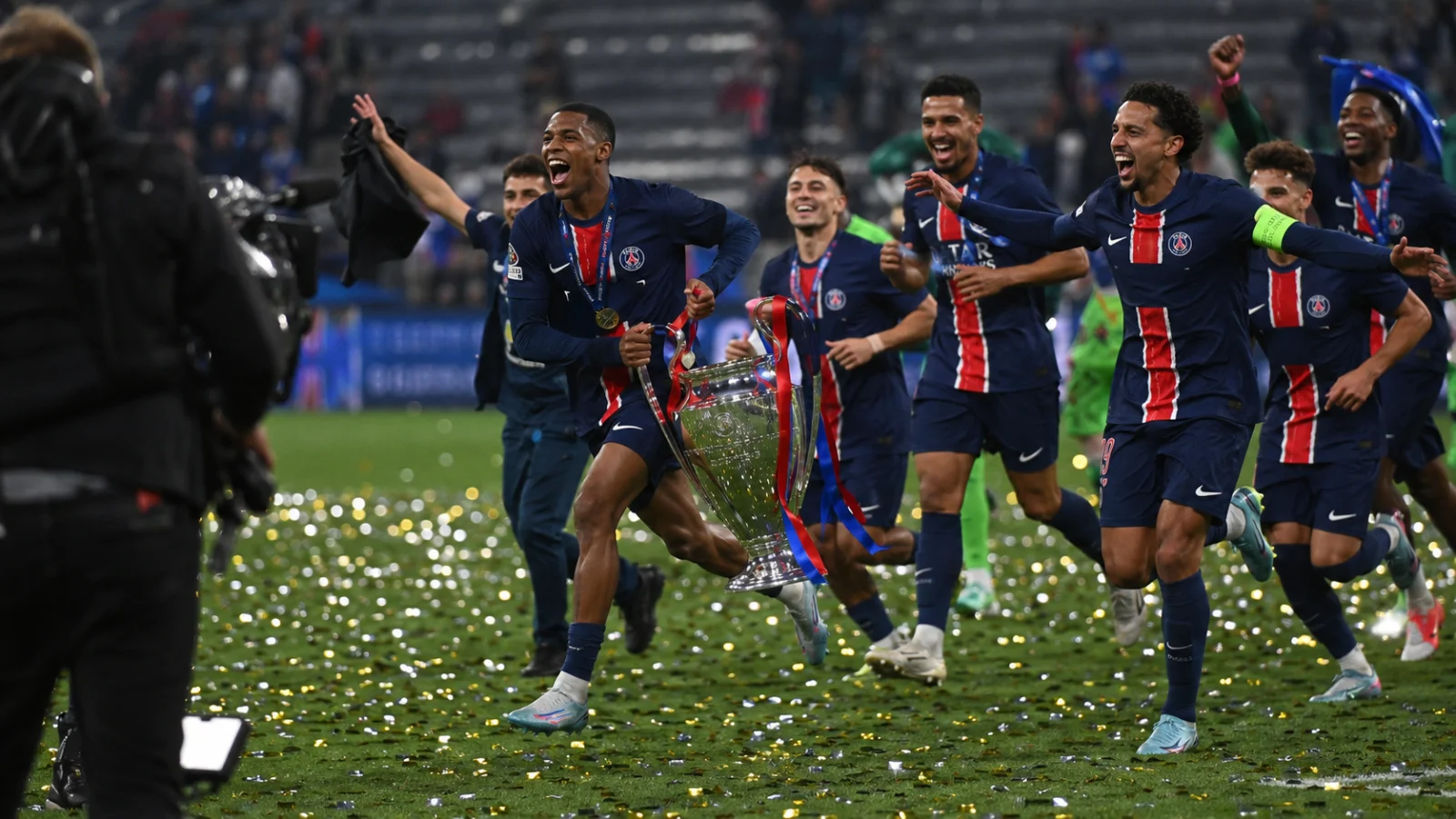 Paris Saint-Germain Arsenal : duel intense au milieu de terrain pendant le match de Champions League 2026