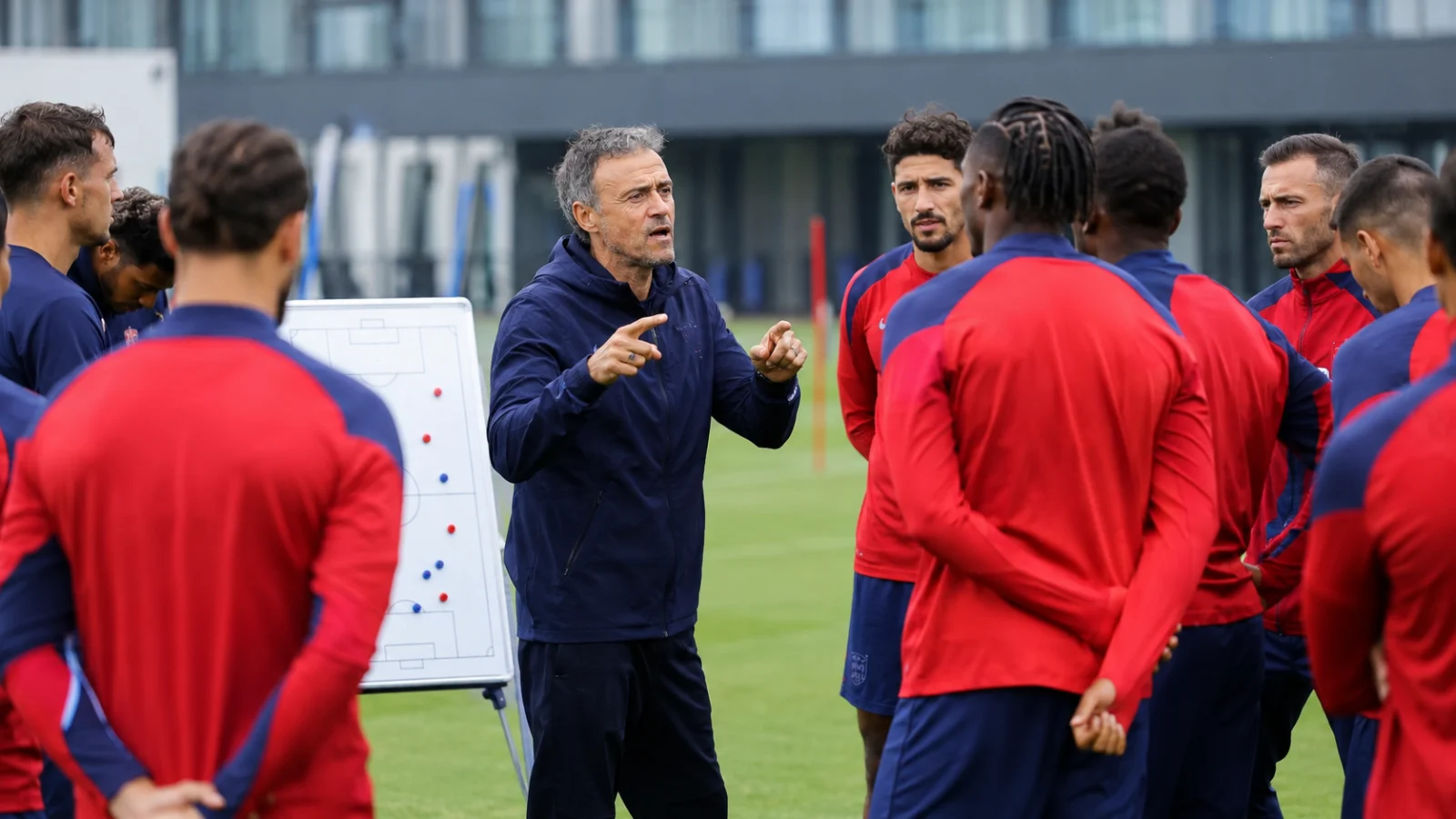 PSG : Luis Enrique dirige une séance tactique du Paris Saint-Germain après le titre européen