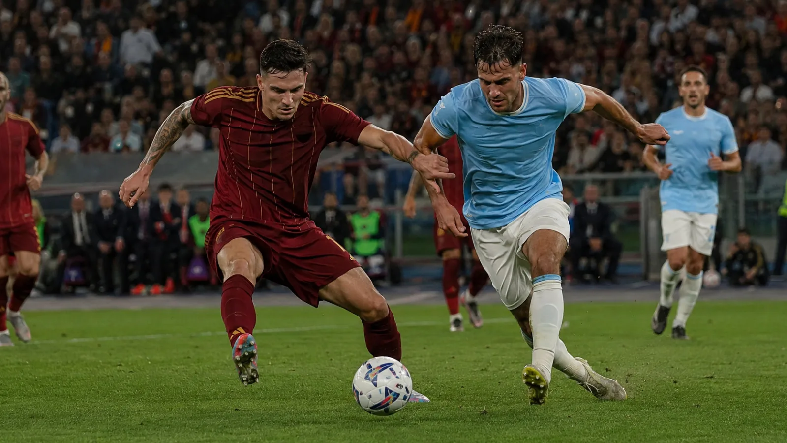 Roma SS Lazio : duel intense entre joueurs de l’AS Roma et de la SS Lazio pendant le derby de Serie A