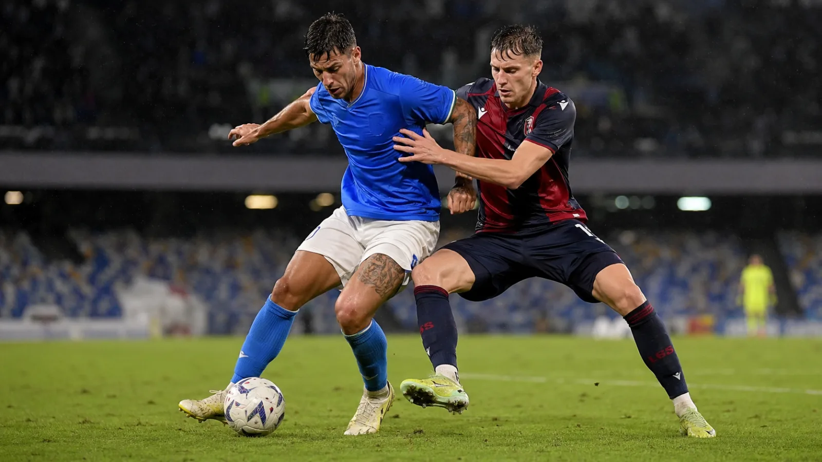 SSC Napoli Bologna 1909 - duel intense au milieu de terrain pendant le match de Serie A