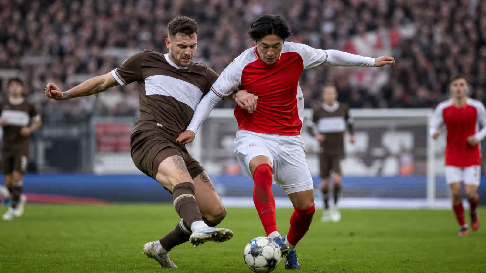 St. Pauli 1910 FSV Mainz 05 - duel intense au milieu de terrain pendant le match de Bundesliga