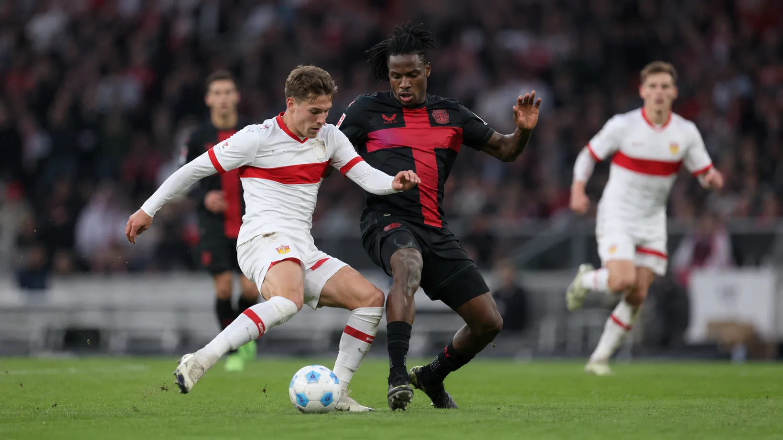 Stuttgart Bayer 04 Leverkusen duel de Bundesliga entre joueurs de Stuttgart et Leverkusen