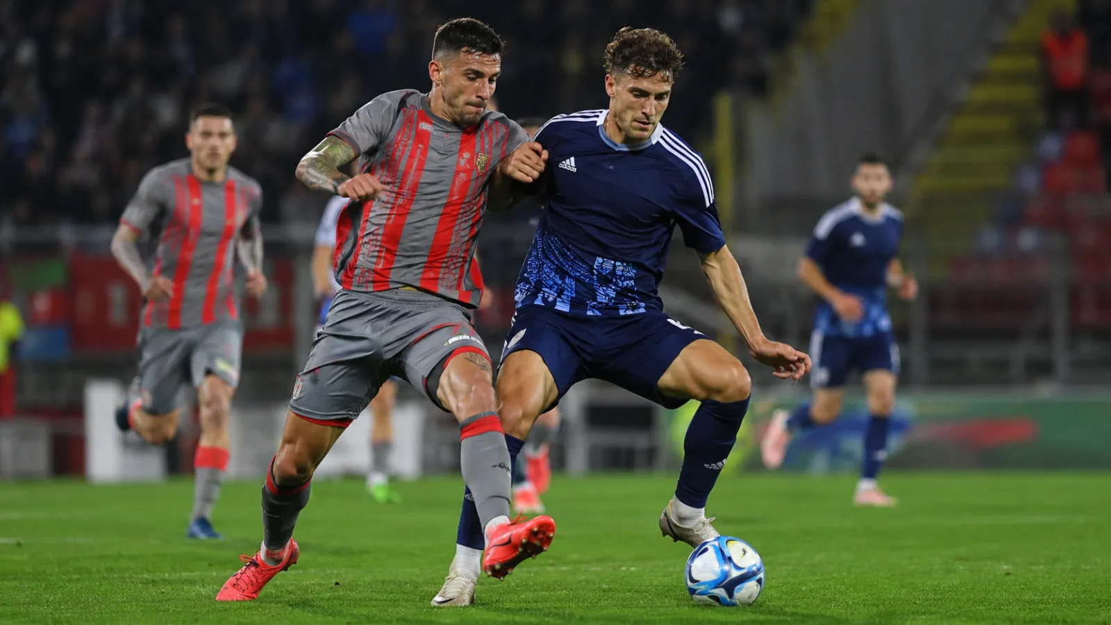 US Cremonese Como 1907 : duel réaliste au milieu de terrain lors du match de Serie A