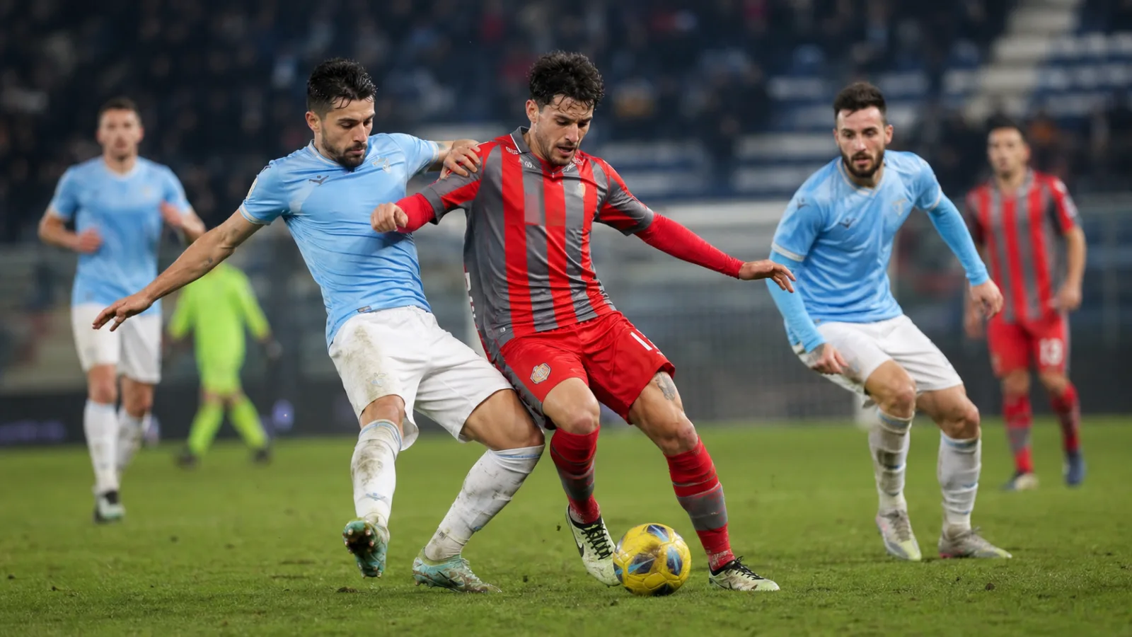 US Cremonese SS Lazio duel intense en Serie A pendant le match