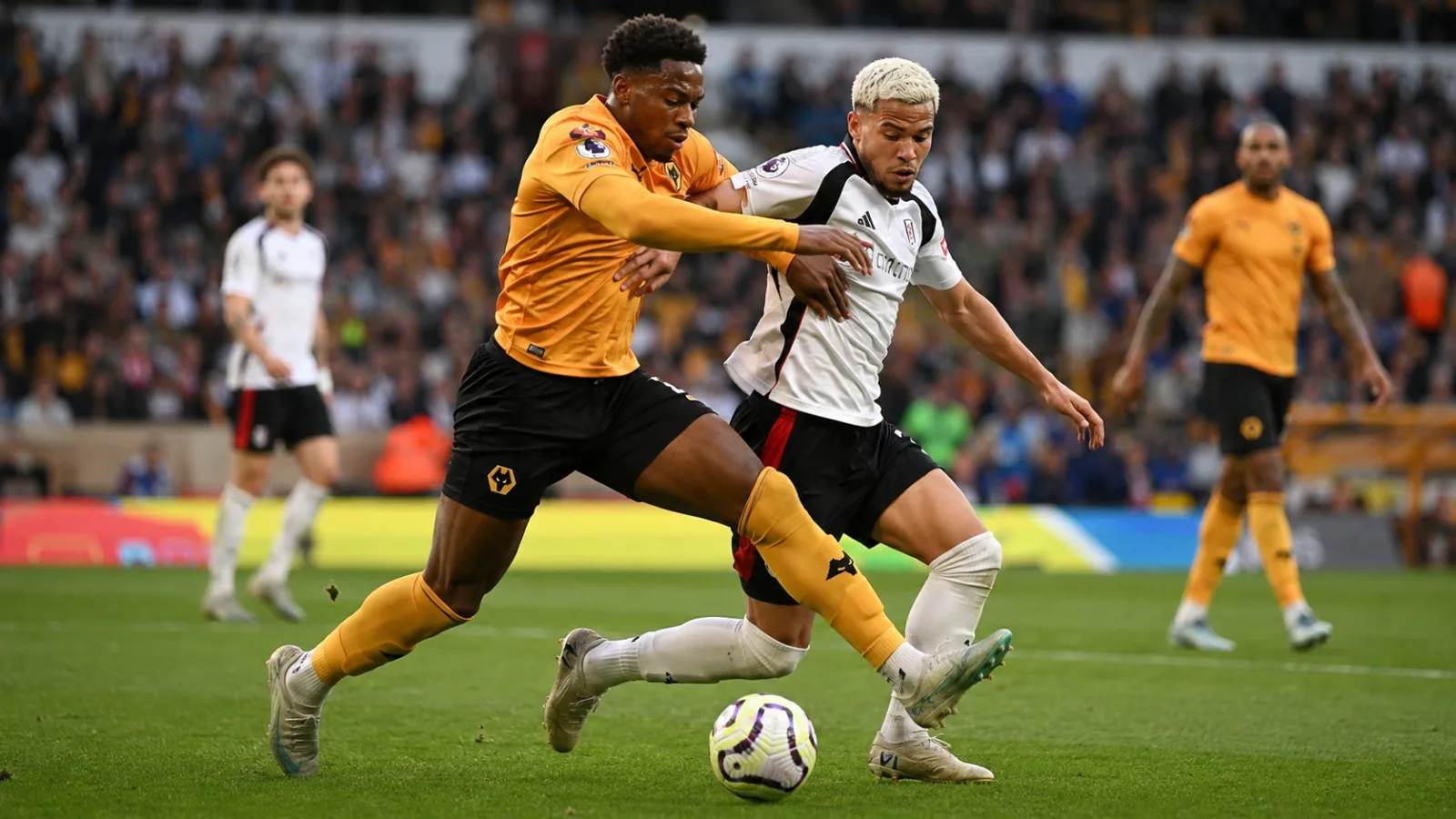 Wolverhampton Wanderers Fulham : action disputée au milieu de terrain lors du nul en Premier League
