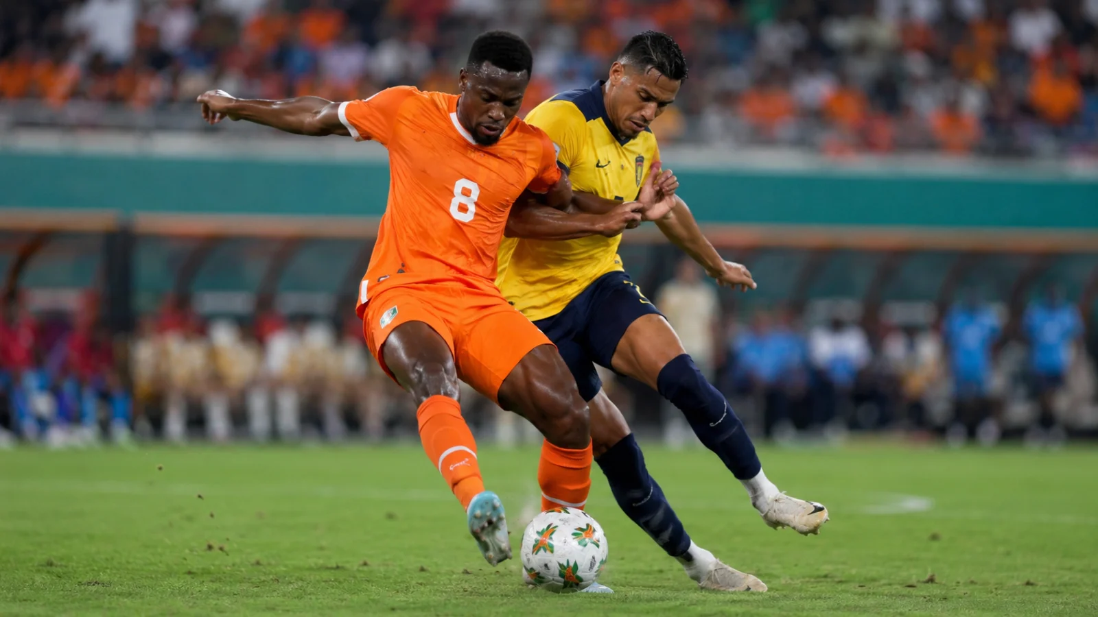 Ivory Coast Ecuador duel au milieu de terrain lors du match international
