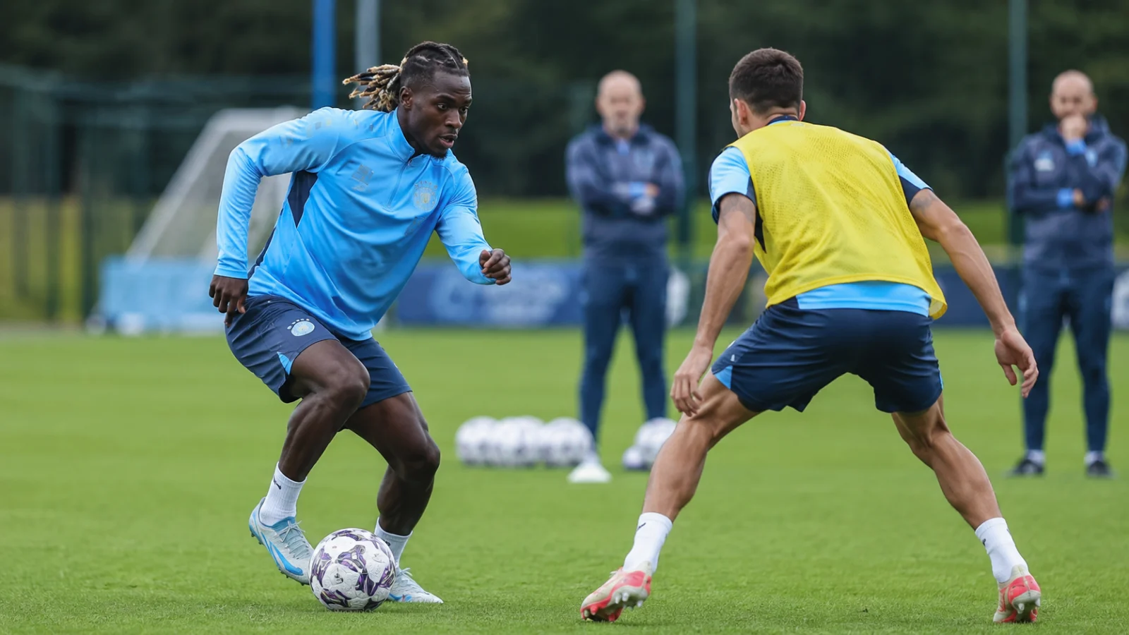 Manchester City : Jérémy Doku à l'entraînement dans un contexte de prolongation de contrat