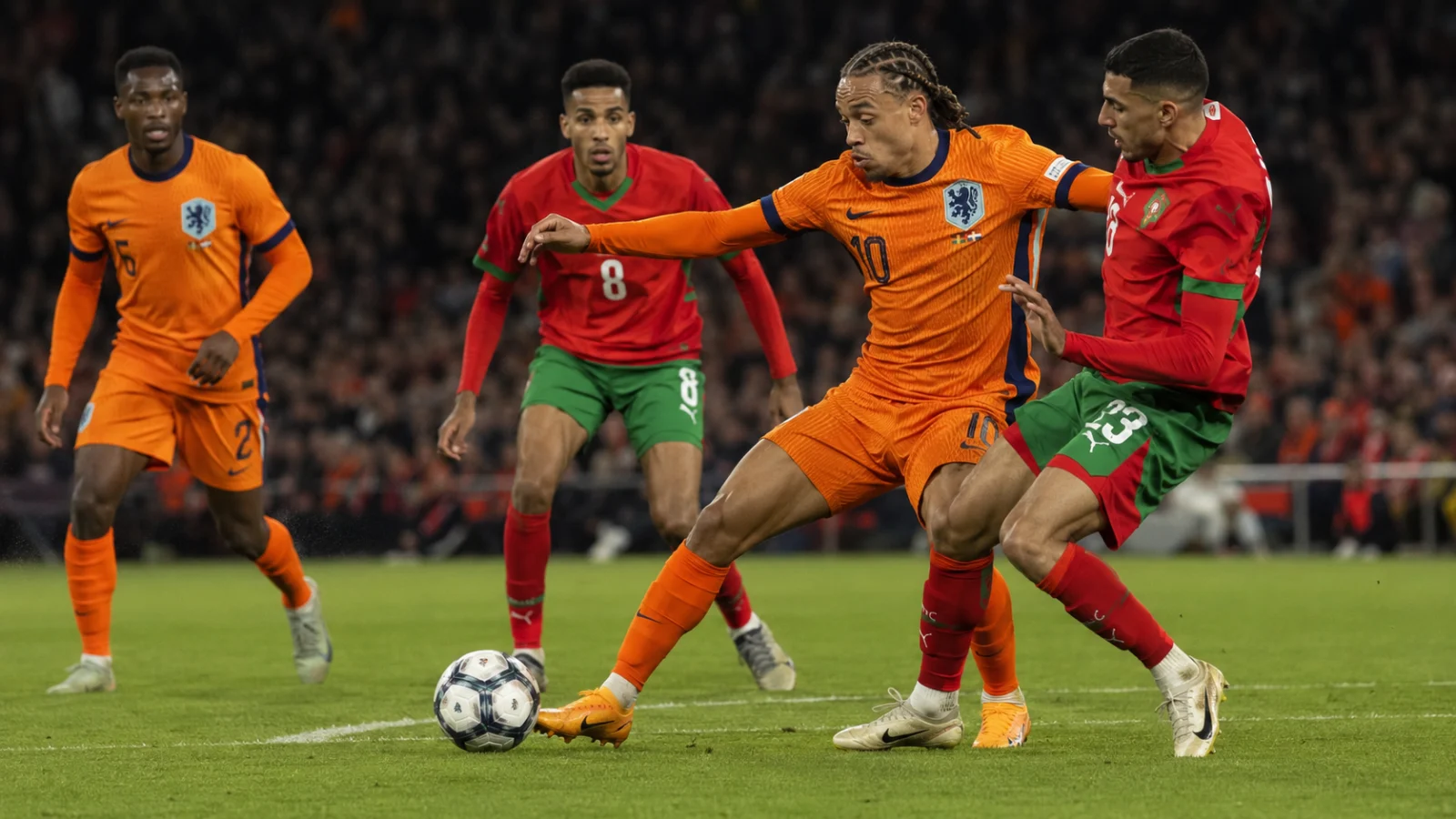 Pays-Bas Maroc action de jeu disputée au milieu de terrain
