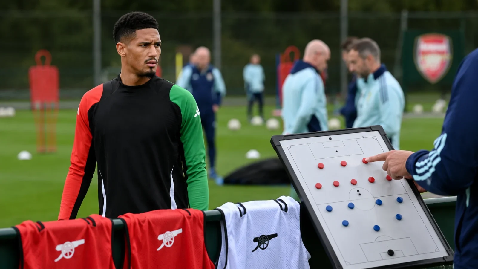 Arsenal annonce l’absence de Saliba : gros casse-tête