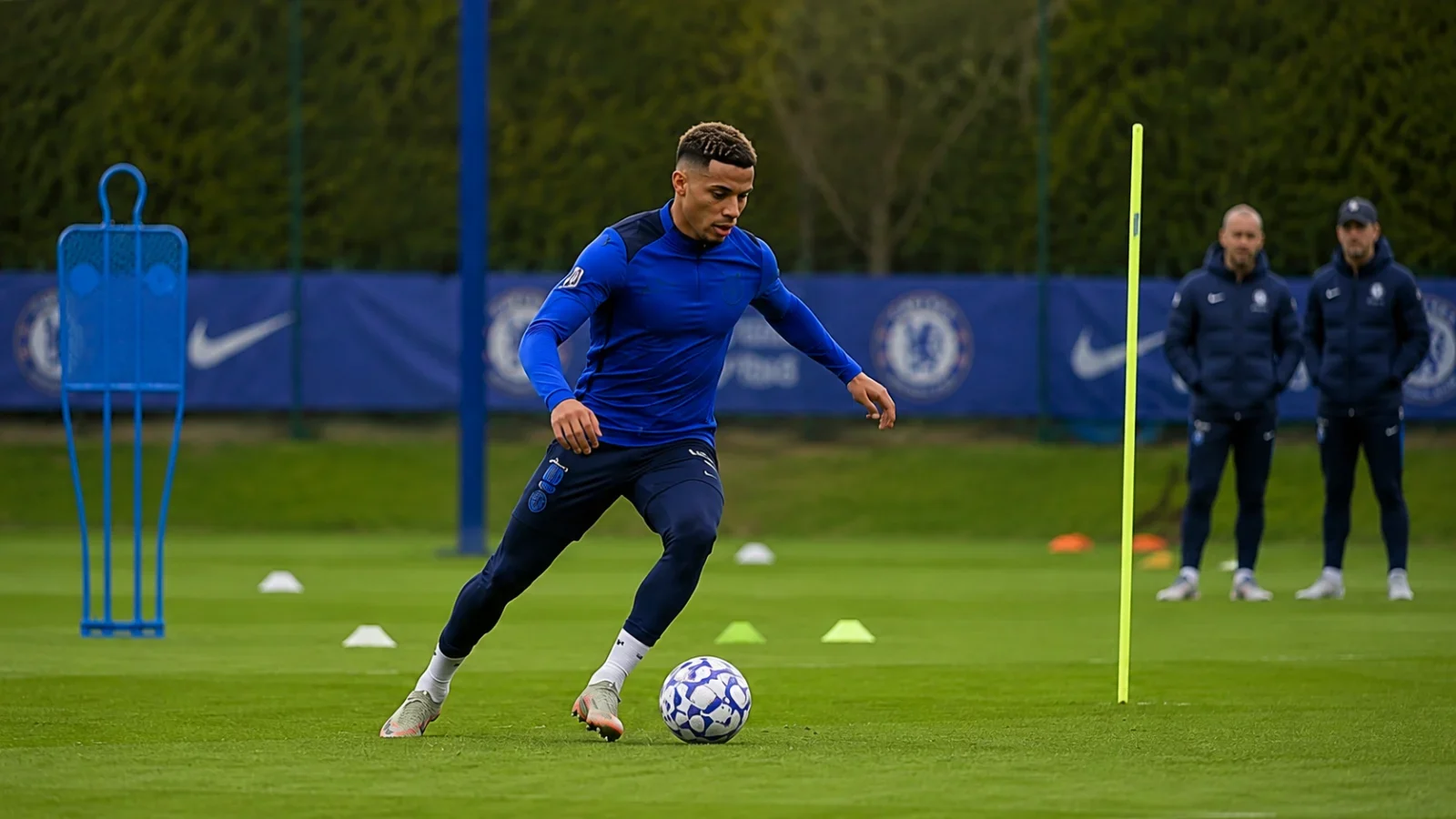 Chelsea casse sa tirelire dans une séance d'entraînement illustrant l'intégration tactique de Morgan Rogers
