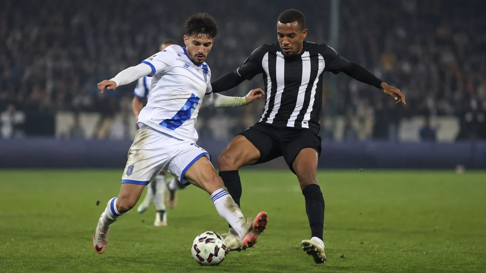 AJ Auxerre Angers - action disputée au milieu de terrain en Ligue 1