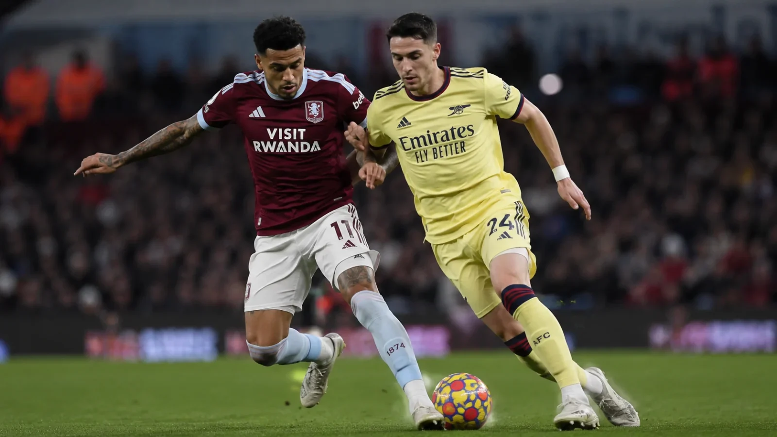 Aston Villa Arsenal - action disputée dans un match serré de Premier League