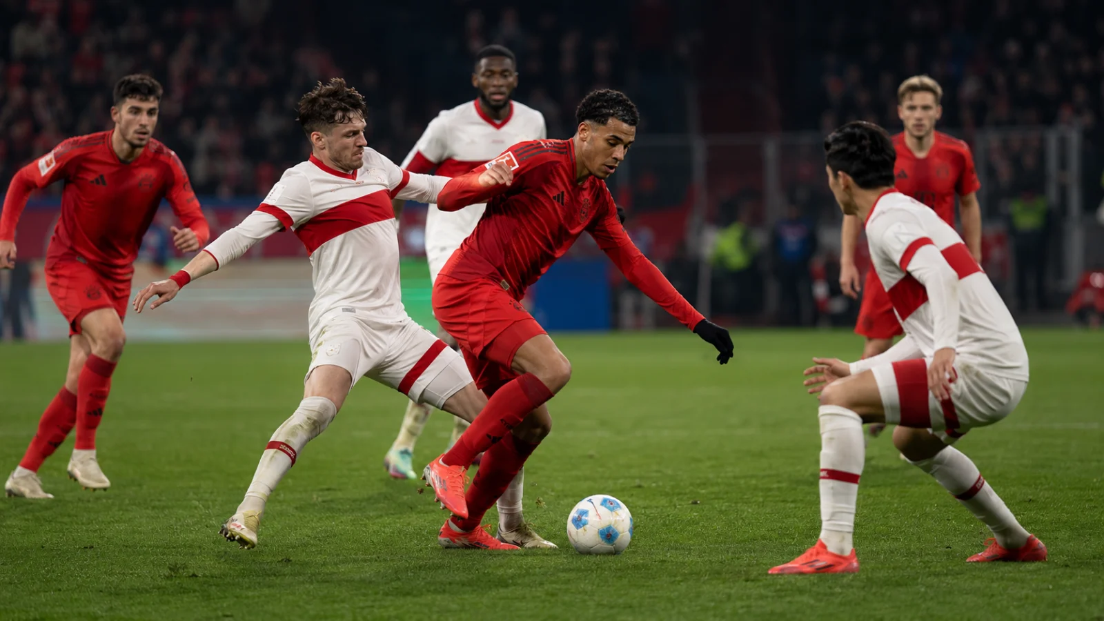 Bayern Munich Stuttgart - duel au milieu de terrain entre le Bayern et Stuttgart en Bundesliga