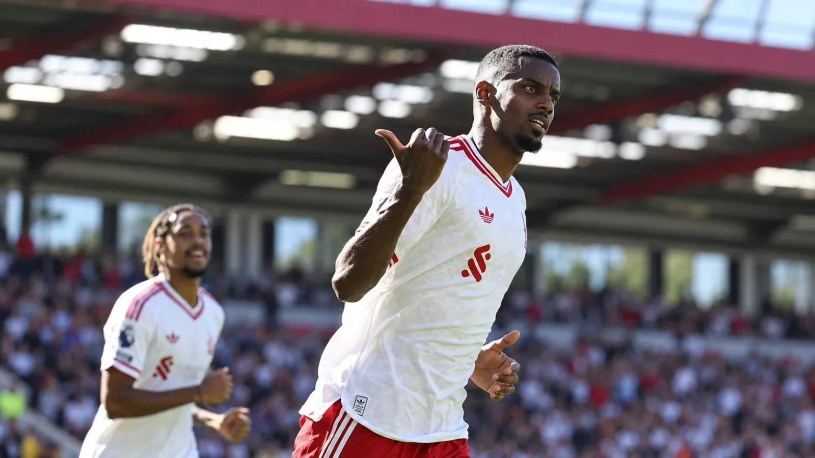 Bournemouth Liverpool - duel de ballon réaliste entre Liverpool FC et AFC Bournemouth
