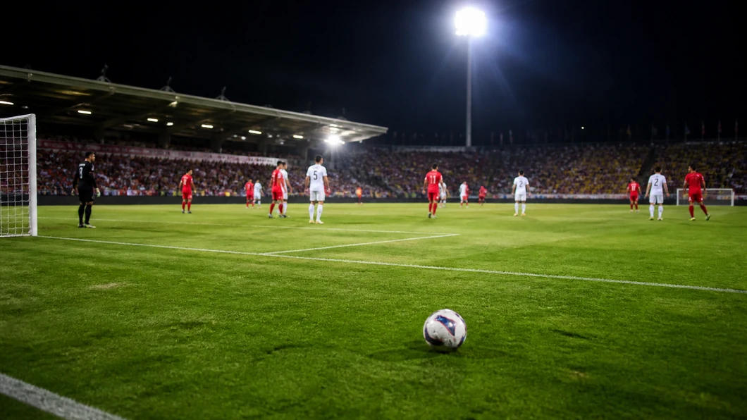 Ballon et joueurs non identifiables sur la pelouse lors d’un match de Ligue des Nations entre Andorra et Malta