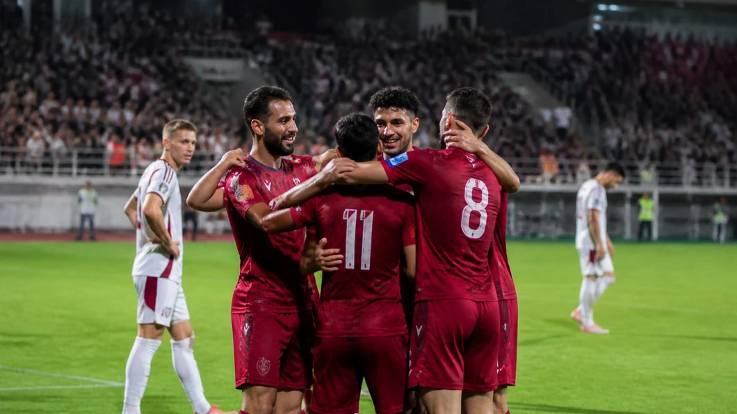 Célébration collective des joueurs arméniens face à la Lettonie après un but