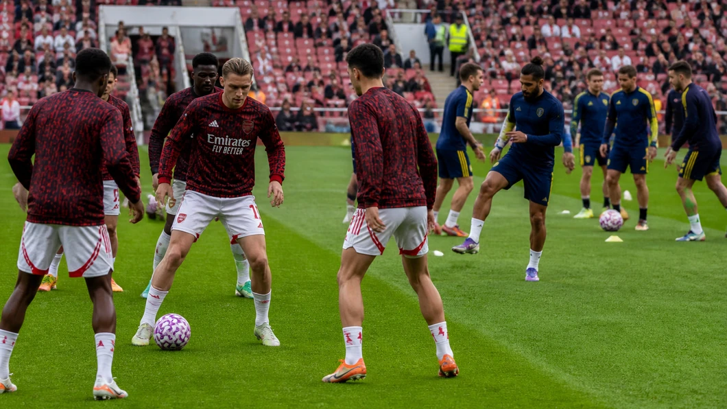 Les joueurs d’Arsenal FC et de Leeds United FC séparés sur la pelouse pendant l’échauffement avant le match