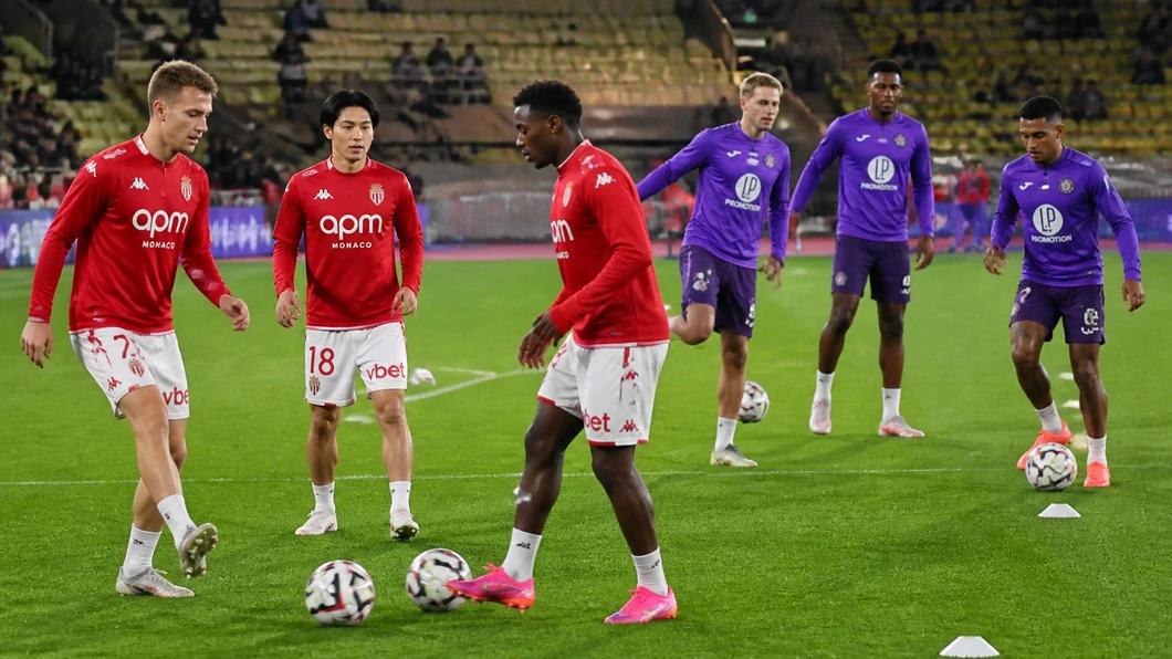 Joueurs de l’AS Monaco FC et du Toulouse FC séparés par zones pendant l’échauffement avant le match