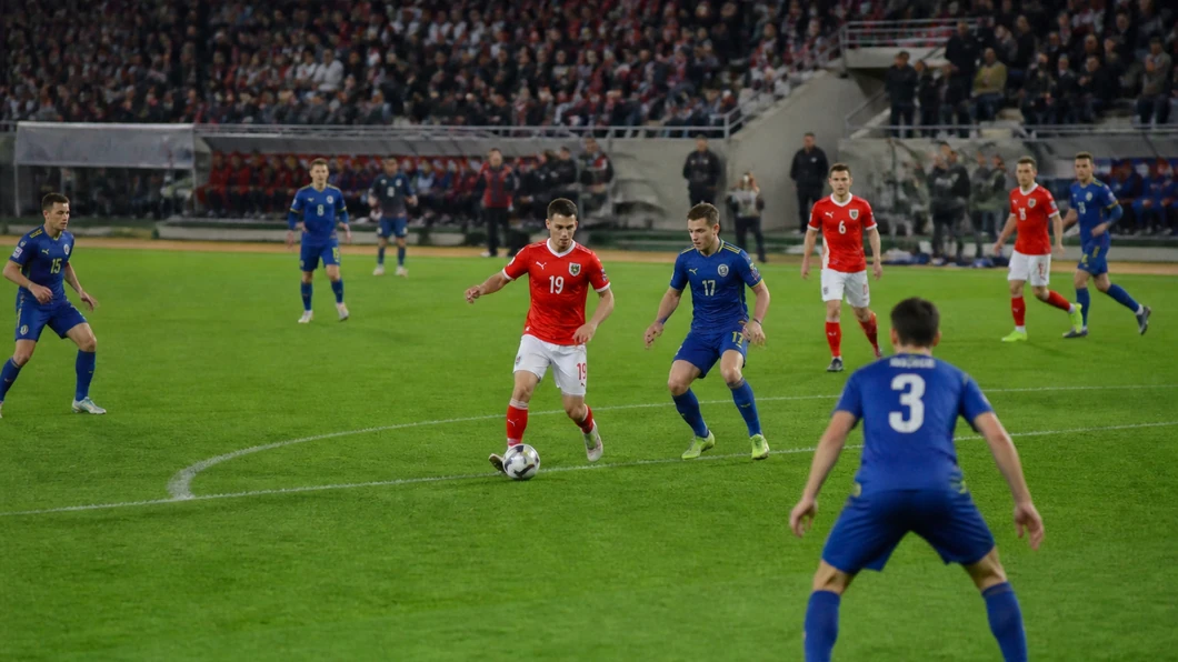 Un joueur de l’Autriche contrôle le ballon face au Kosovo pendant le match de Ligue des Nations.