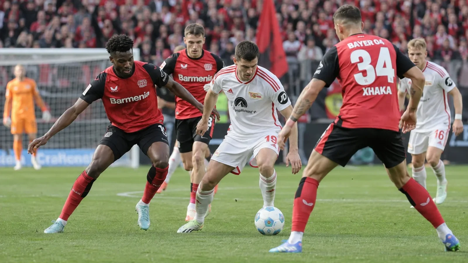 Bayer Leverkusen Union Berlin duel de Bundesliga au milieu de terrain entre Leverkusen et Union Berlin