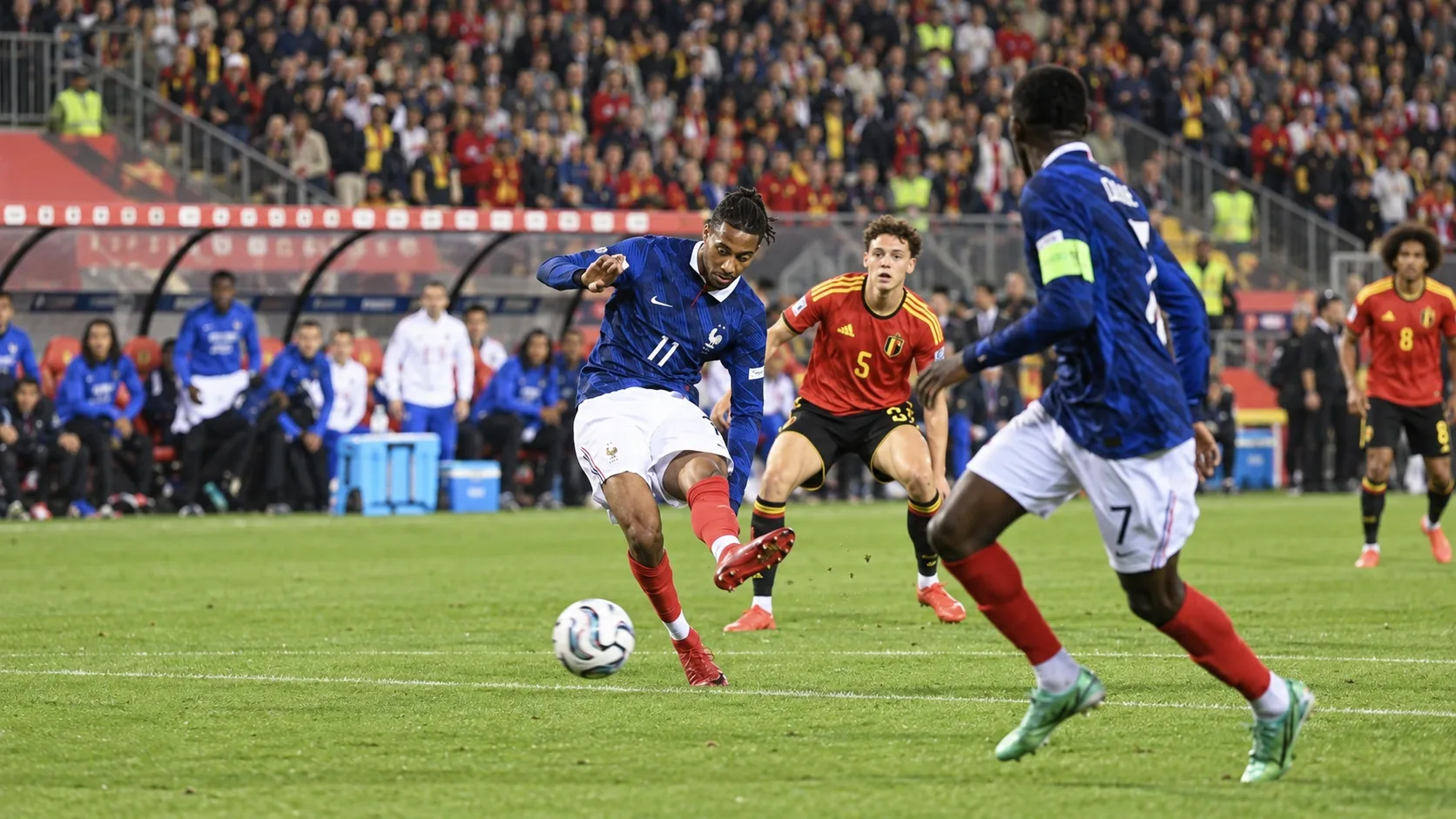 Michael Olise et Rayan Cherki célèbrent l’unique but français contre la Belgique.