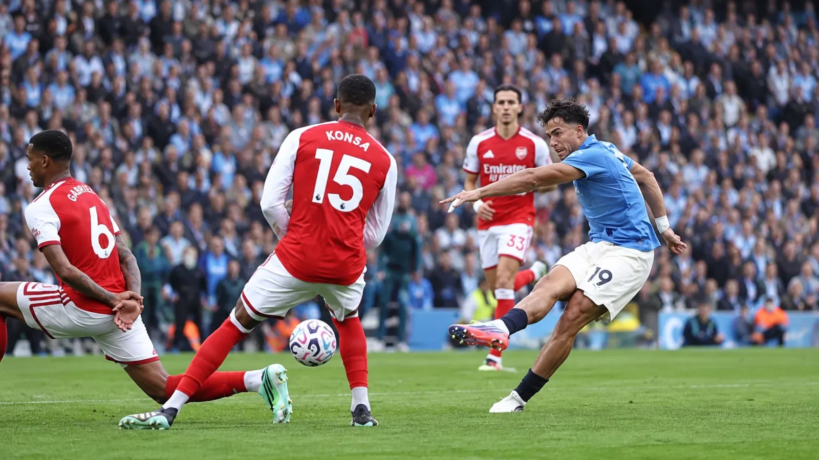 Brighton & Hove Albion Arsenal duel de Premier League au milieu de terrain