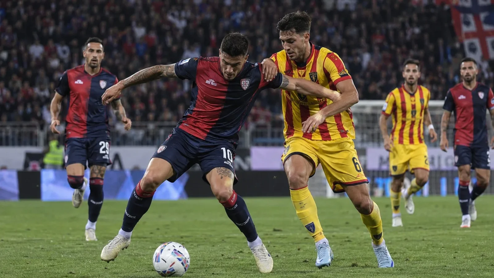 Cagliari Lecce : action de match entre Cagliari et Lecce en Serie A