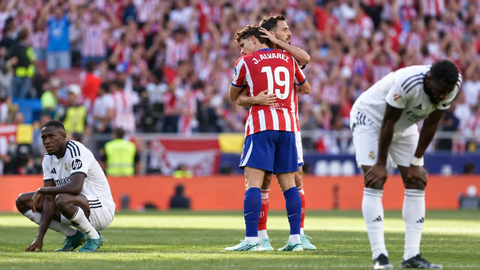 Club Atlético de Madrid Real Madrid duel de Liga au milieu de terrain