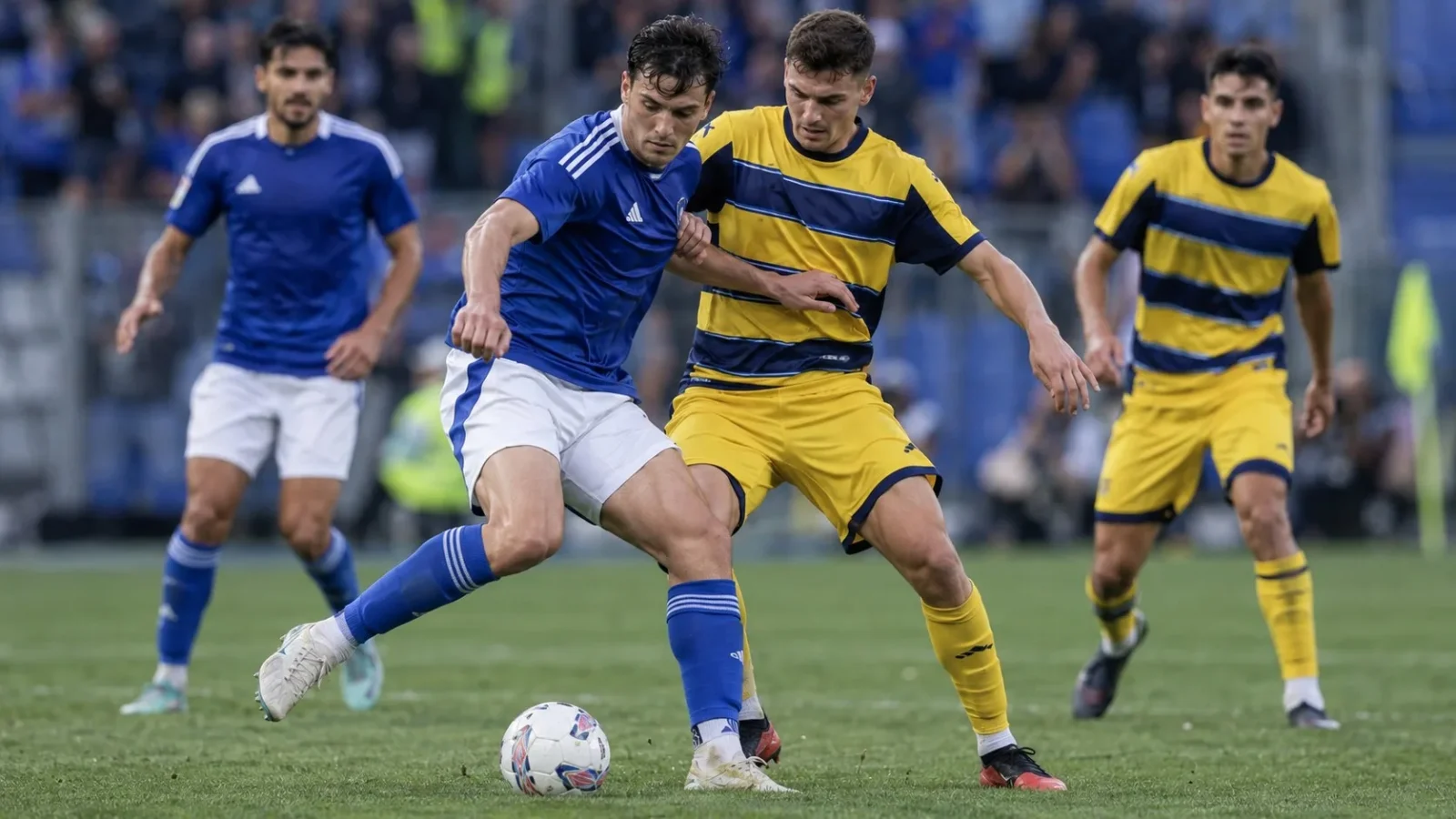 Como 1907 Parma Calcio 1913 duel de Serie A dans le résumé du 2-1