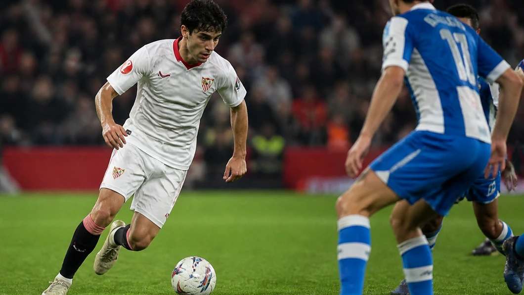 Miguel Sierra dans une action offensive avec le Sevilla FC face au Deportivo La Coruña.