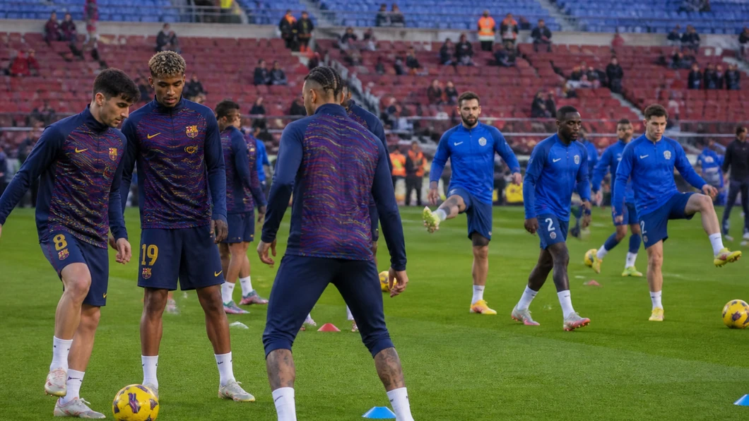 Joueurs du FC Barcelona et de Getafe CF séparés par zones pendant l’échauffement avant le match