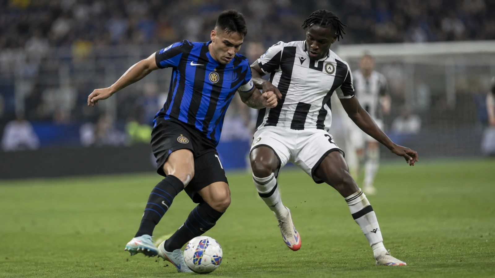 Internazionale Milano Udinese Calcio : duel au ballon entre l'Inter et Udinese
