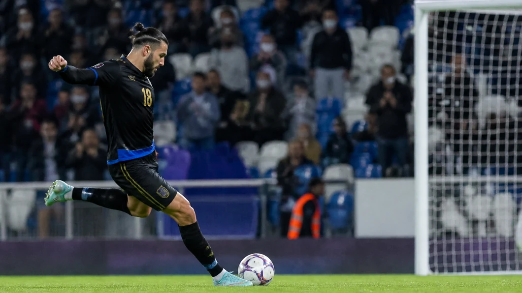 Action offensive du Kosovo dans la surface lors du match contre Republic of Ireland.