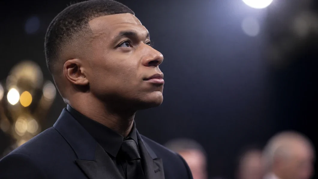 Kylian Mbappé de profil dans une ambiance de cérémonie footballistique