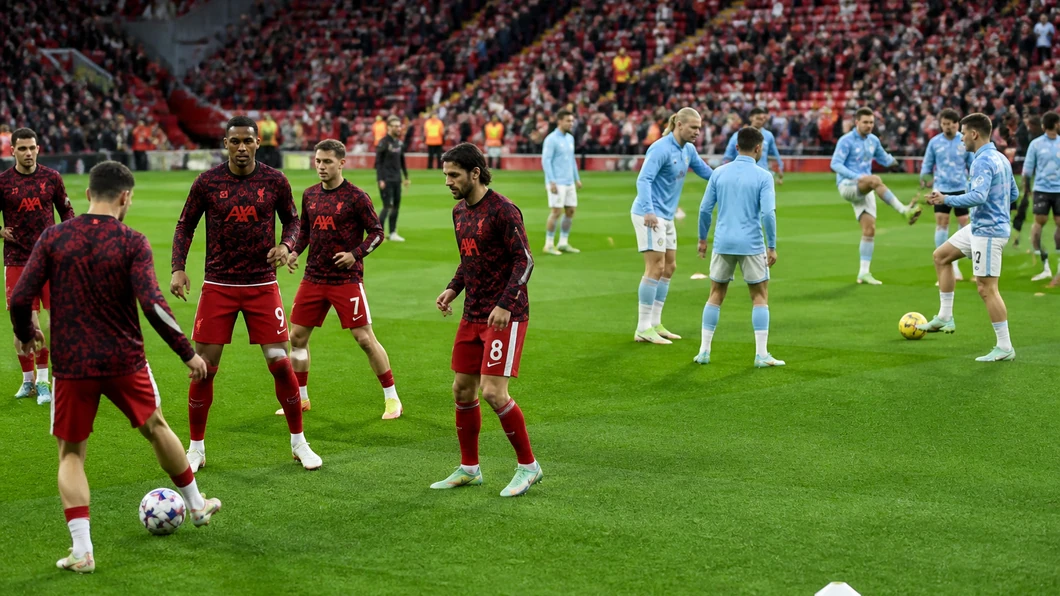 Joueurs de Liverpool FC et de Manchester City FC séparés sur le terrain pendant l’échauffement avant le match