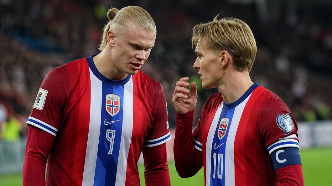 Erling Haaland et Martin Ødegaard se concertent pendant le match de la Norvège contre le Danemark.